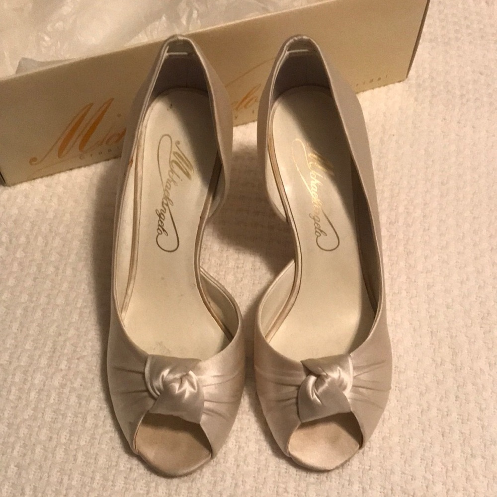 Michaelangelo bridal ivory peeptoe pump with ruched knot